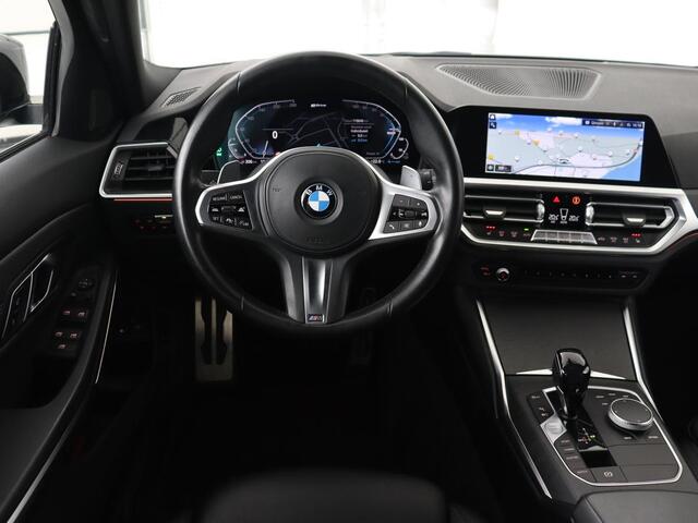 BMW 3-SERIE 320e M Sport | Head-Up | LaserLight | Stoelverwarming | Adaptive cruise | Sfeerverlichting | Carplay | Sportstoelen