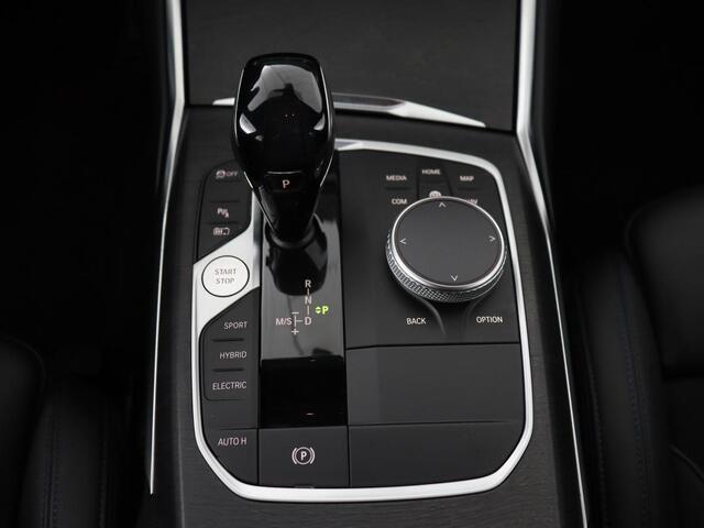 BMW 3-SERIE 320e M Sport | Head-Up | LaserLight | Stoelverwarming | Adaptive cruise | Sfeerverlichting | Carplay | Sportstoelen