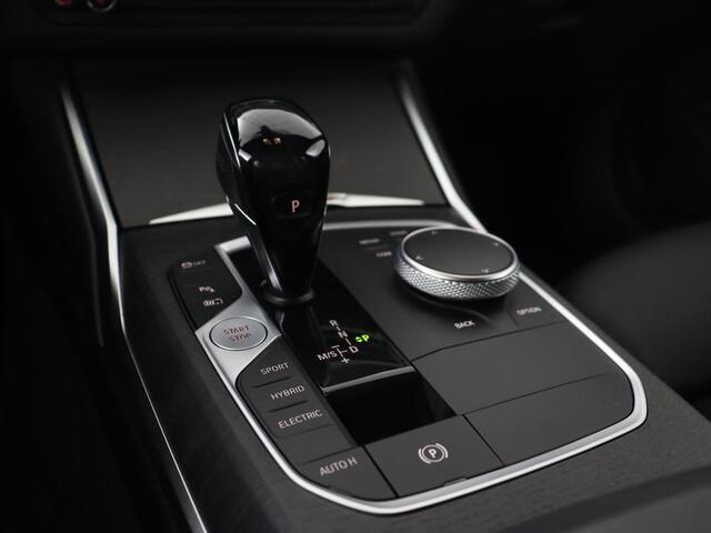 BMW 3-SERIE 320e M Sport | Head-Up | LaserLight | Stoelverwarming | Adaptive cruise | Sfeerverlichting | Carplay | Sportstoelen