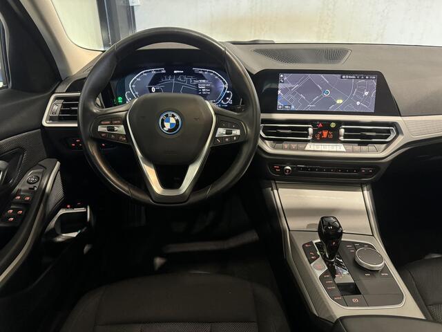 BMW 3-SERIE Touring 320e Business Aut. | panorama | navi | trekhaak | CarPlay |