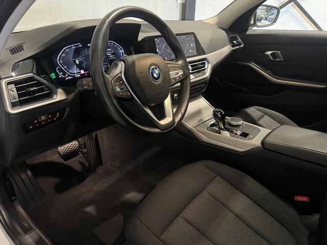 BMW 3-SERIE Touring 320e Business Aut. | panorama | navi | trekhaak | CarPlay |