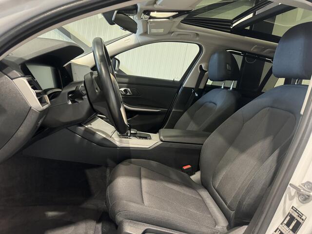 BMW 3-SERIE Touring 320e Business Aut. | panorama | navi | trekhaak | CarPlay |