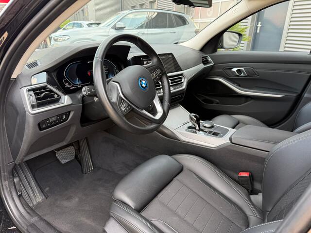 BMW 3-SERIE Touring 330e xDrive Trekhaak 19 inch LED Head-Up Display ACC Carplay