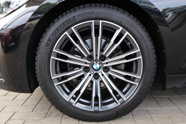 BMW 3-SERIE 320i High Executive | M Sportpakket | Comfort Access | Trekhaak