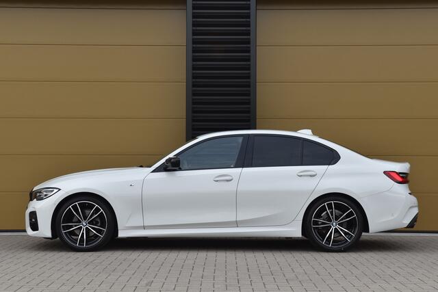 BMW 3-SERIE 320i Executive Edition * M-Sportpakket * 19''LM * Camera * Stoelverwarming *