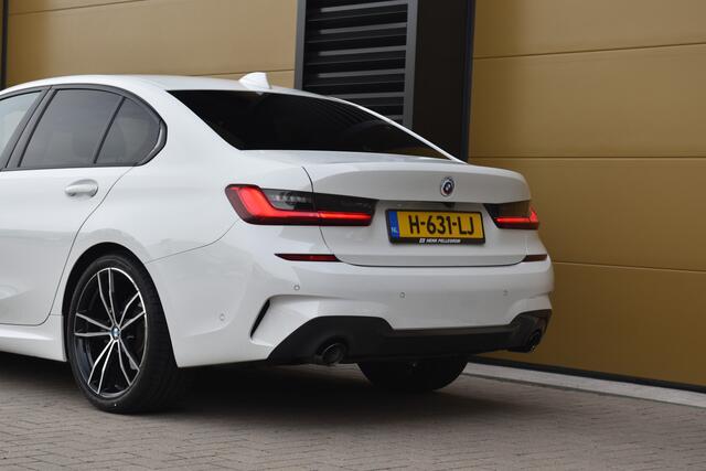 BMW 3-SERIE 320i Executive Edition * M-Sportpakket * 19''LM * Camera * Stoelverwarming *
