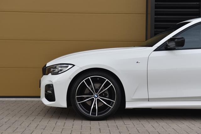BMW 3-SERIE 320i Executive Edition * M-Sportpakket * 19''LM * Camera * Stoelverwarming *