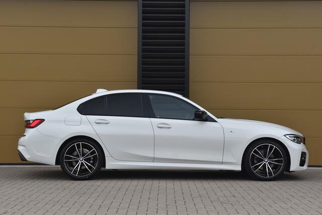 BMW 3-SERIE 320i Executive Edition * M-Sportpakket * 19''LM * Camera * Stoelverwarming *