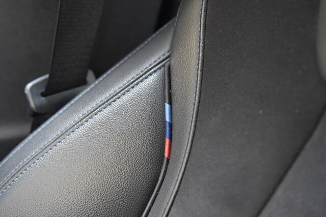 BMW 3-SERIE 320i Executive Edition * M-Sportpakket * 19''LM * Camera * Stoelverwarming *