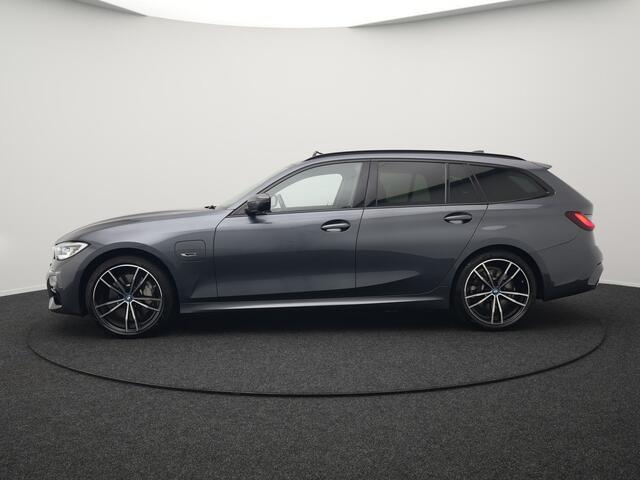BMW 3-SERIE Touring 330e M Sport Plug In Hybrid 293pk Dealer O.H PHEV | Trekhaak Af Fabriek | Panodak | Head Up | Adaptive Cruise | Apple Carplay | Sfeerverlichting | Alcantara Sportstoelen Verwarmd | Navigatie | Virtual | DAB |