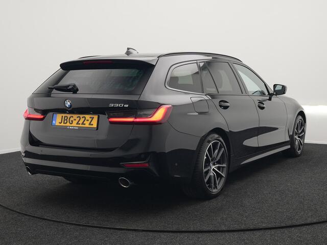 BMW 3-SERIE Touring 330e Sportline Plug In Hybrid 293pk Dealer O.H PHEV | Camera | Cruise Control | Apple Carplay | Harman & Kardon | Lederen Sportstoelen Verwarmd | Front Assist | Navigatie | Sfeerverlichting | Virtual | DAB |