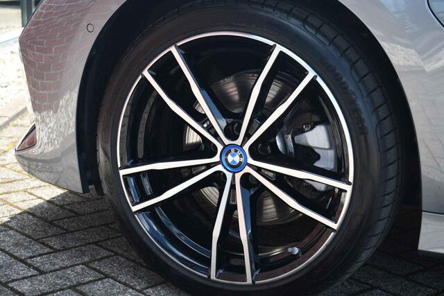 BMW 3-SERIE Touring 330e xDrive M-Sport Pano ACC 19inch HUD El-zetels Camera