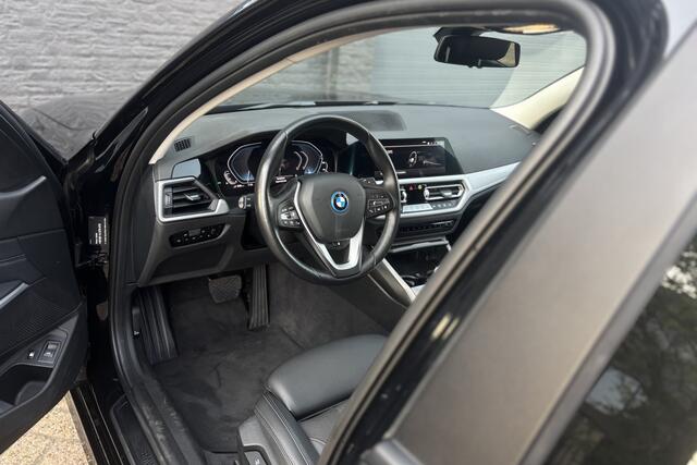 BMW 3-SERIE Touring 330e | Sportstoelen | Adaptive Cruise | 360° Camera | Dodehoek sensor | Stoel + Stuurverwarming | 19' Inch