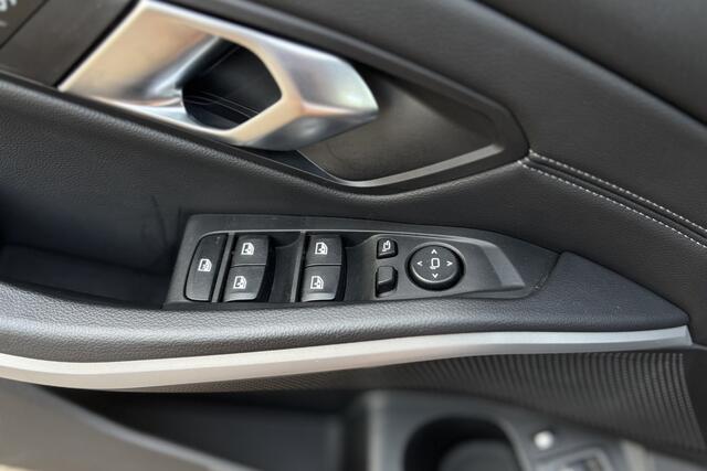 BMW 3-SERIE Touring 330e | Sportstoelen | Adaptive Cruise | 360° Camera | Dodehoek sensor | Stoel + Stuurverwarming | 19' Inch