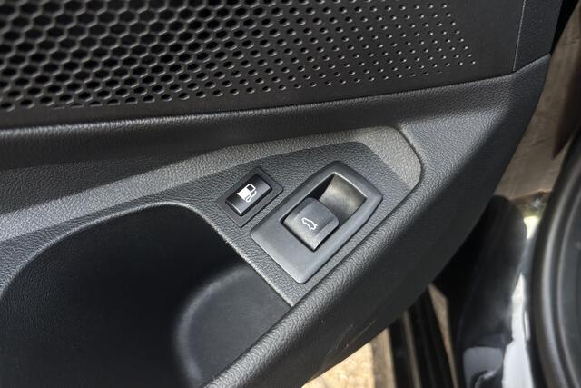 BMW 3-SERIE Touring 330e | Sportstoelen | Adaptive Cruise | 360° Camera | Dodehoek sensor | Stoel + Stuurverwarming | 19' Inch