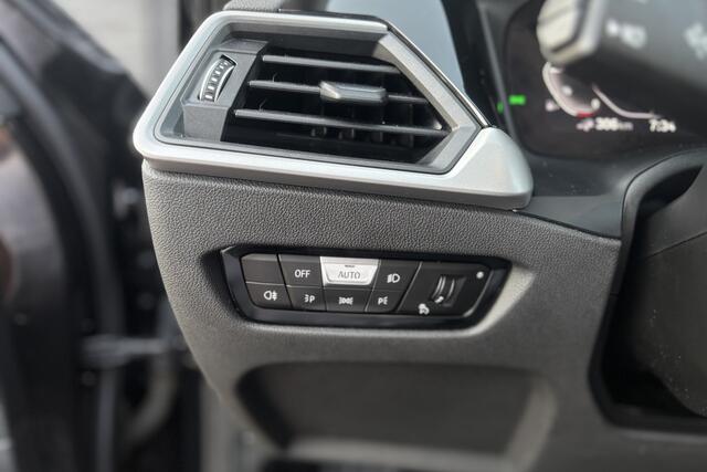 BMW 3-SERIE Touring 330e | Sportstoelen | Adaptive Cruise | 360° Camera | Dodehoek sensor | Stoel + Stuurverwarming | 19' Inch