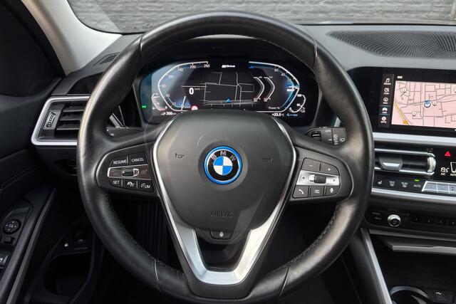 BMW 3-SERIE Touring 330e | Sportstoelen | Adaptive Cruise | 360° Camera | Dodehoek sensor | Stoel + Stuurverwarming | 19' Inch