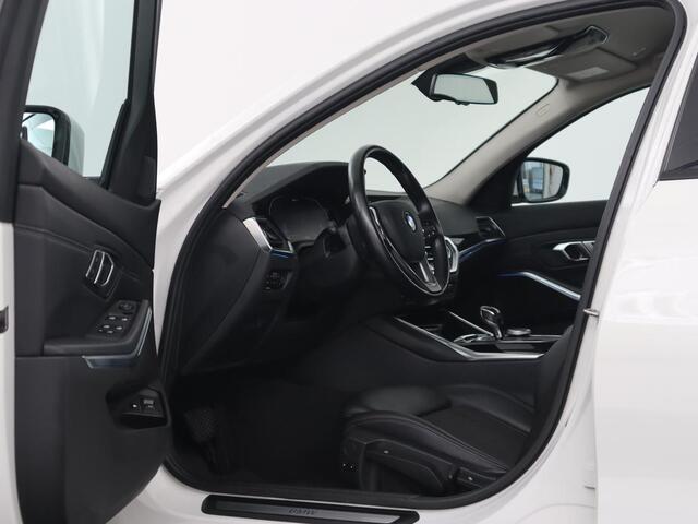 BMW 3-SERIE 330e Sport Line | Stoelverwarming | Adaptive cruise | Sportstoelen | Sfeerverlichting | Navigatie | Full LED | Half leder | Live Cockpit | Parkeerhulp | Climate control | PHEV | Plug In