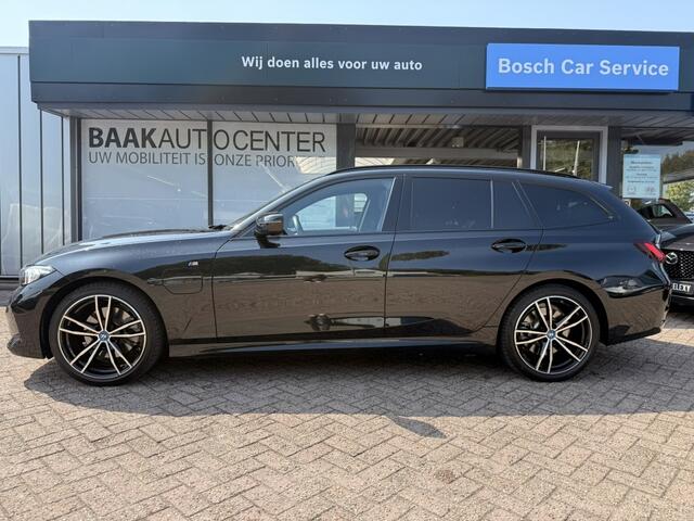 BMW 3-SERIE 320e | Panoramadak | Trekhaak | 19" | Leer