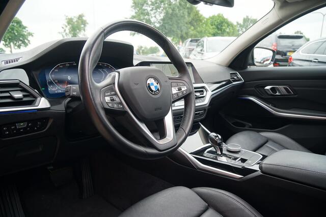BMW 3-SERIE 318i High Executive + SCHUIFDAK / LASERLIGHT / TREKHAAK / LEDER / INDIVIDUAL / DRAVITGRAU