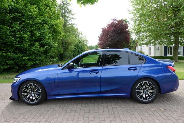 BMW 3-SERIE 330e High Executive | M-Sport | Adaptive Cruise |Schuifdak | Laser koplampen | 360 Camera | H&K | Autopilot | HUD |