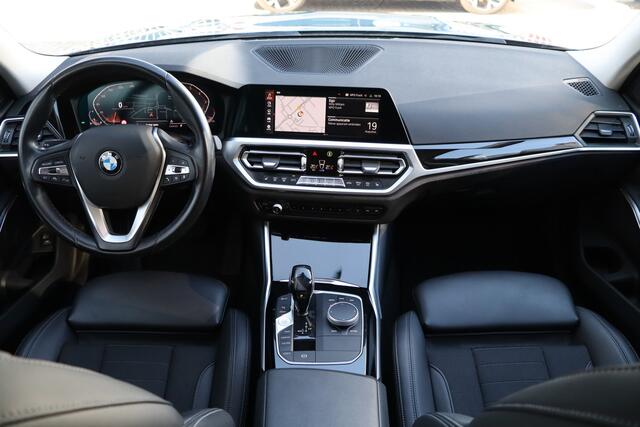 BMW 3-SERIE Touring 320i High Executive | Adap. Cruise | Stoelverwarming | Halfleder | Camera | Navigatie | Carplay