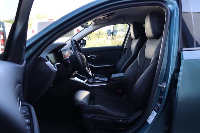 BMW 3-SERIE Touring 320i High Executive | Adap. Cruise | Stoelverwarming | Halfleder | Camera | Navigatie | Carplay