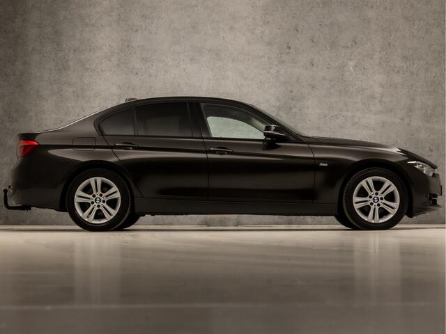 BMW 3-SERIE 318I Sportline Automaat (NAVIGATIE, CLIMATE, LEDER, STOELVERWARMING, SPORTSTOELEN, GETINT GLAS, PARKEERSENSOREN, LED KOPLAMPEN, TREKHAAK, CRUISE, NIEUWSTAAT)