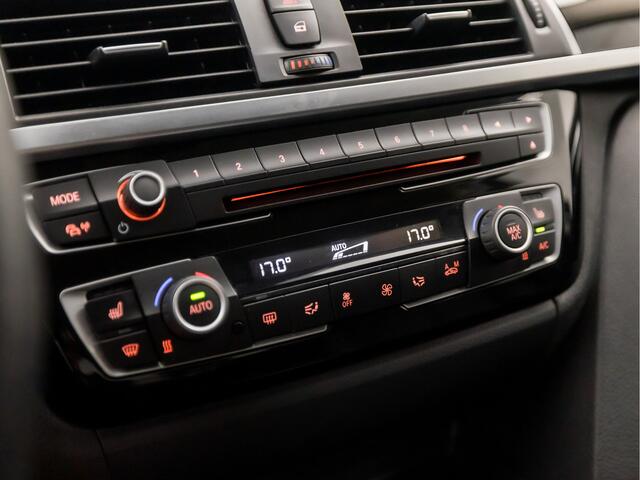 BMW 3-SERIE 318I Sportline Automaat (NAVIGATIE, CLIMATE, LEDER, STOELVERWARMING, SPORTSTOELEN, GETINT GLAS, PARKEERSENSOREN, LED KOPLAMPEN, TREKHAAK, CRUISE, NIEUWSTAAT)