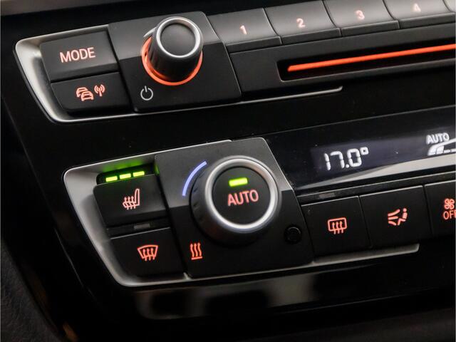 BMW 3-SERIE 318I Sportline Automaat (NAVIGATIE, CLIMATE, LEDER, STOELVERWARMING, SPORTSTOELEN, GETINT GLAS, PARKEERSENSOREN, LED KOPLAMPEN, TREKHAAK, CRUISE, NIEUWSTAAT)