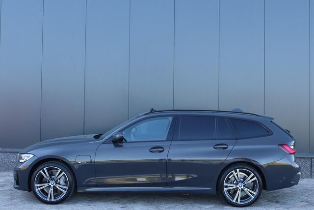 BMW 3-SERIE Touring 330e xDrive M-Sport Pano/Laser LED/360/Keyless/Elek. stoel+mem/Dodehoek/19"