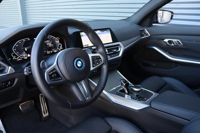 BMW 3-SERIE Touring 330e xDrive M-Sport Pano/Laser LED/360/Keyless/Elek. stoel+mem/Dodehoek/19"