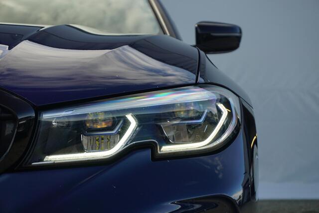 BMW 3-SERIE Touring 330i High Executive M Sport Plus Pack 19'' / Panoramadak / Harman Kardon / Elektrisch verstelbare stoelen / Head-Up Display / Trekhaak