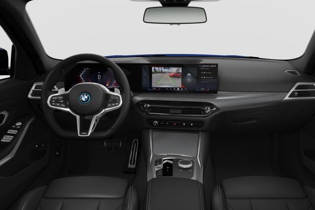 BMW 3-SERIE Sedan 330e | M Sport Pro | Comfort Pack | Active Cruise Control | Glazen Schuif-/kanteldak | Adaptieve LED koplampen
