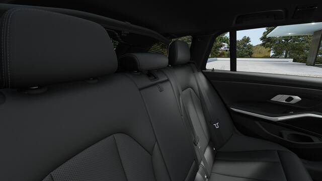 BMW 3-SERIE Touring 330e M Sport Automaat / Trekhaak / Sportstoelen / Achteruitrijcamera / Parking Assistant / Live Cockpit Plus / Stoelverwarming