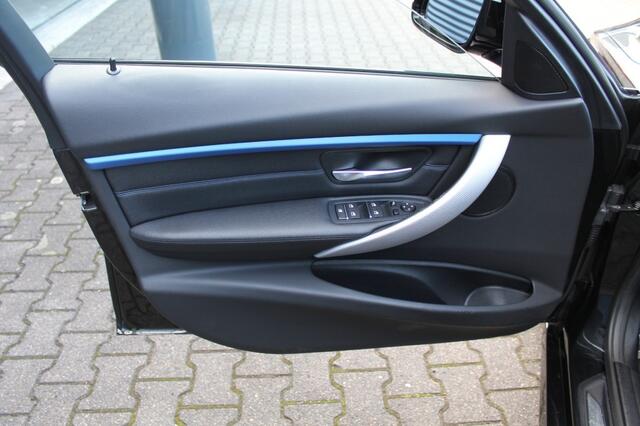 BMW 3-SERIE 318i Touring M-Sport High Executive AUTOMAAT