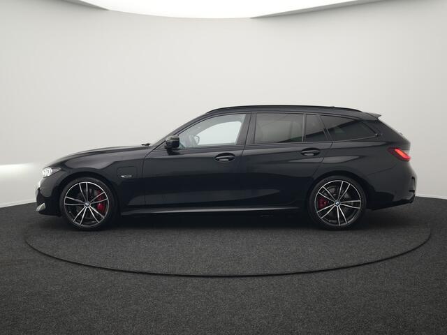 BMW 3-SERIE Touring 330e M Sport Facelift Model Plug In Hybrid 292pk Dealer O.H PHEV | Widescreen Navi | Adaptive Cruise | Alcantara Sportstoelen Memory & Verwarmd | Camera | Sfeerverlichting | Apple Carplay | Blis | Keyless | DAB |