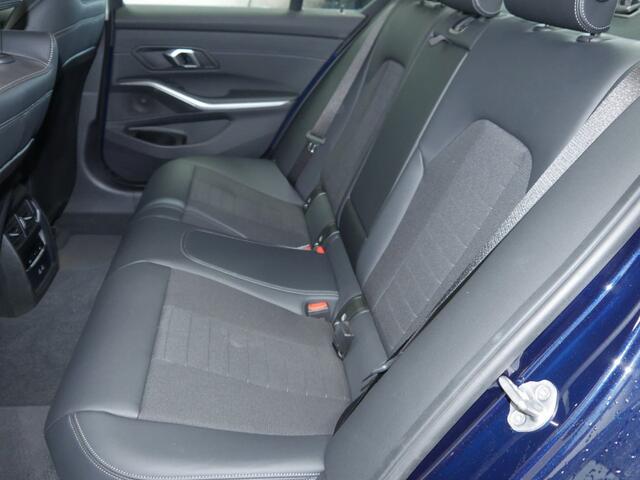 BMW 3-SERIE 318i Sedan | Sportstoelen | Hifi | Stoelverwarming | Voorbereiding Driving Assistance