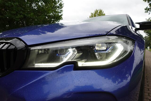 BMW 3-SERIE 330e High Executive | Harman Kardon | Laser | HUD | 360° Camera | Autopilot | Pano | Memory | Stuurwielverw. |