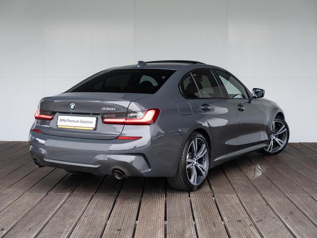 BMW 3-SERIE Sedan 330i | M Sport Plus Pack | Schuif-/kanteldak | Stoelverwarming | Head-Up Display | Cruise Control | 19''