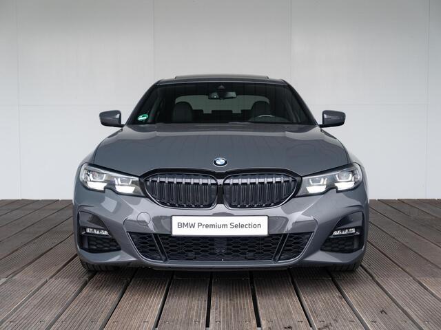BMW 3-SERIE Sedan 330i | M Sport Plus Pack | Schuif-/kanteldak | Stoelverwarming | Head-Up Display | Cruise Control | 19''