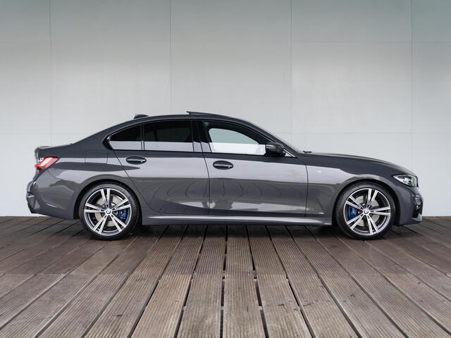 BMW 3-SERIE Sedan 330i | M Sport Plus Pack | Schuif-/kanteldak | Stoelverwarming | Head-Up Display | Cruise Control | 19''