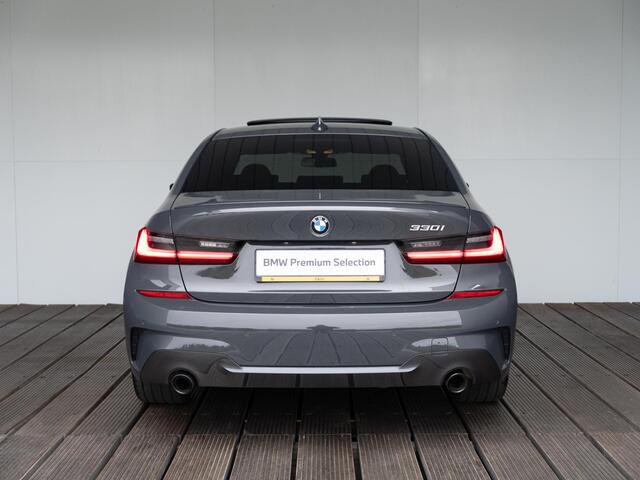 BMW 3-SERIE Sedan 330i | M Sport Plus Pack | Schuif-/kanteldak | Stoelverwarming | Head-Up Display | Cruise Control | 19''