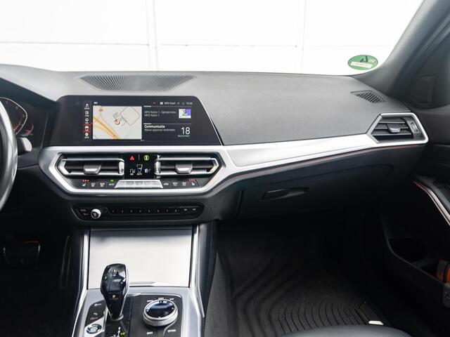 BMW 3-SERIE Sedan 330i | M Sport Plus Pack | Schuif-/kanteldak | Stoelverwarming | Head-Up Display | Cruise Control | 19''