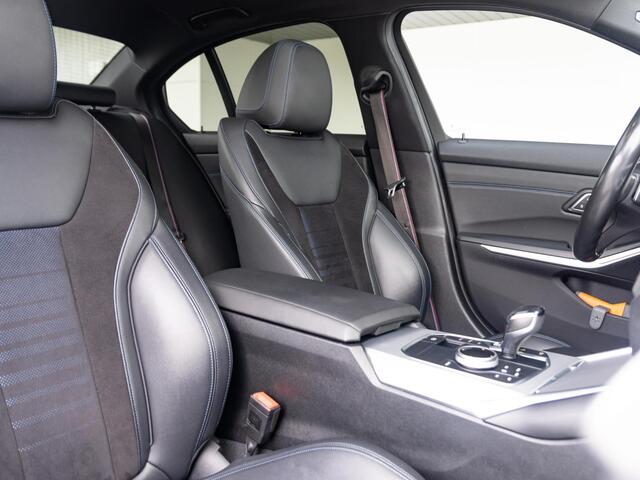 BMW 3-SERIE Sedan 330i | M Sport Plus Pack | Schuif-/kanteldak | Stoelverwarming | Head-Up Display | Cruise Control | 19''