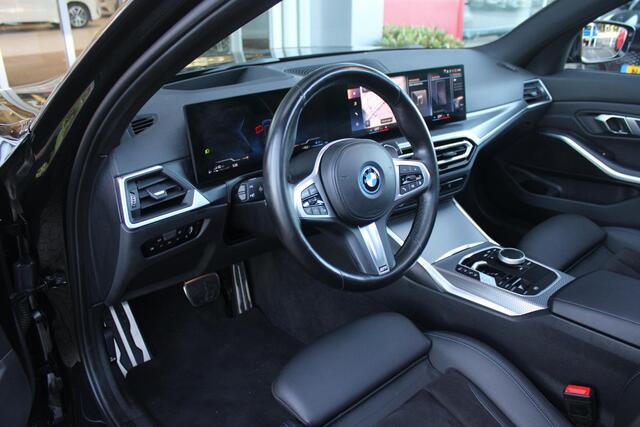 BMW 3-SERIE Touring 320e 205PK M-SPORT | PANORAMISCH SCHUIF/KANTEL DAK | M-SPORT PAKKET INTERIEUR/EXTERIEUR | SFEER VERLICHTING | ELEKTRISCH BEDIENBARE VOORSTOELEN MET GEHEUGEN OP DE BESTUURDERSSTOEL | STOEL VERWARMING | HEAD UP DISPLAY | CRUISE CONTROL | NAVIGATIE |