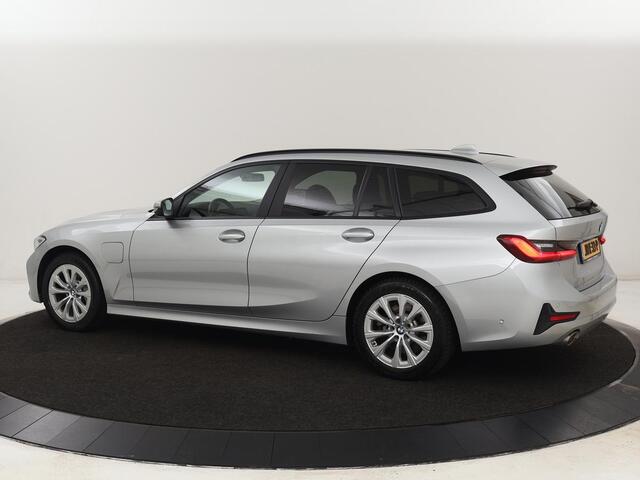 BMW 3-SERIE Touring 330e | Keyless | Full LED | Carplay | Navigatie | Leder | Camera | LMV 17 inch | Cruise control | Getint glas | Stoelverwarming