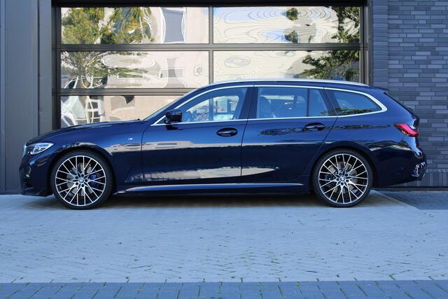 BMW 3-SERIE Touring 320i High Executive Edition | NAP | M-SPORT | HUD | LEDER | CAMERA | TREKHAAK | LED | TANZANITE BLUE |