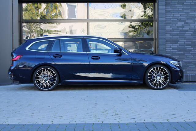 BMW 3-SERIE Touring 320i High Executive Edition | NAP | M-SPORT | HUD | LEDER | CAMERA | TREKHAAK | LED | TANZANITE BLUE |