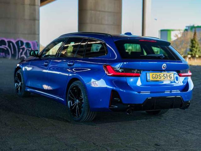 BMW 3-SERIE Touring 330e xDrive / Navigatie / Camera / Parkeersensoren V+A / Head up / Leder-alcantara / Carplay